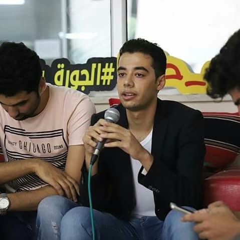 جواد العقاد، يجدّل شعره من نسائم بحر غزة ليغرق في اللغة اللازوردية