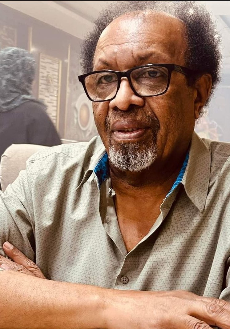 في مطار دبي يمكنك أن تلتقي بأي أحد       بقلم: أمير تاج السر