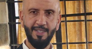 منتظرا على مقعد الطائره..