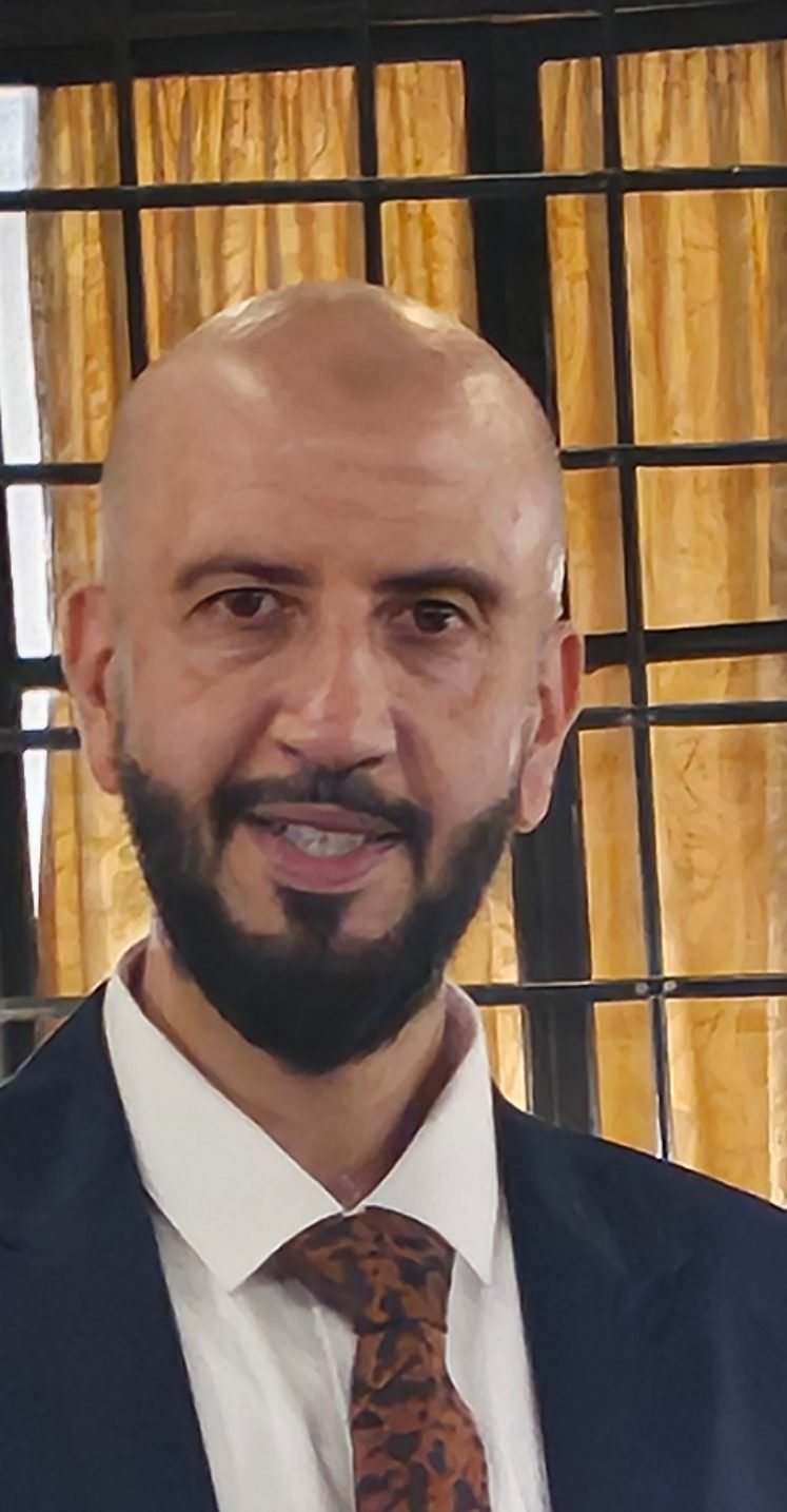 منتظرا على مقعد الطائره..