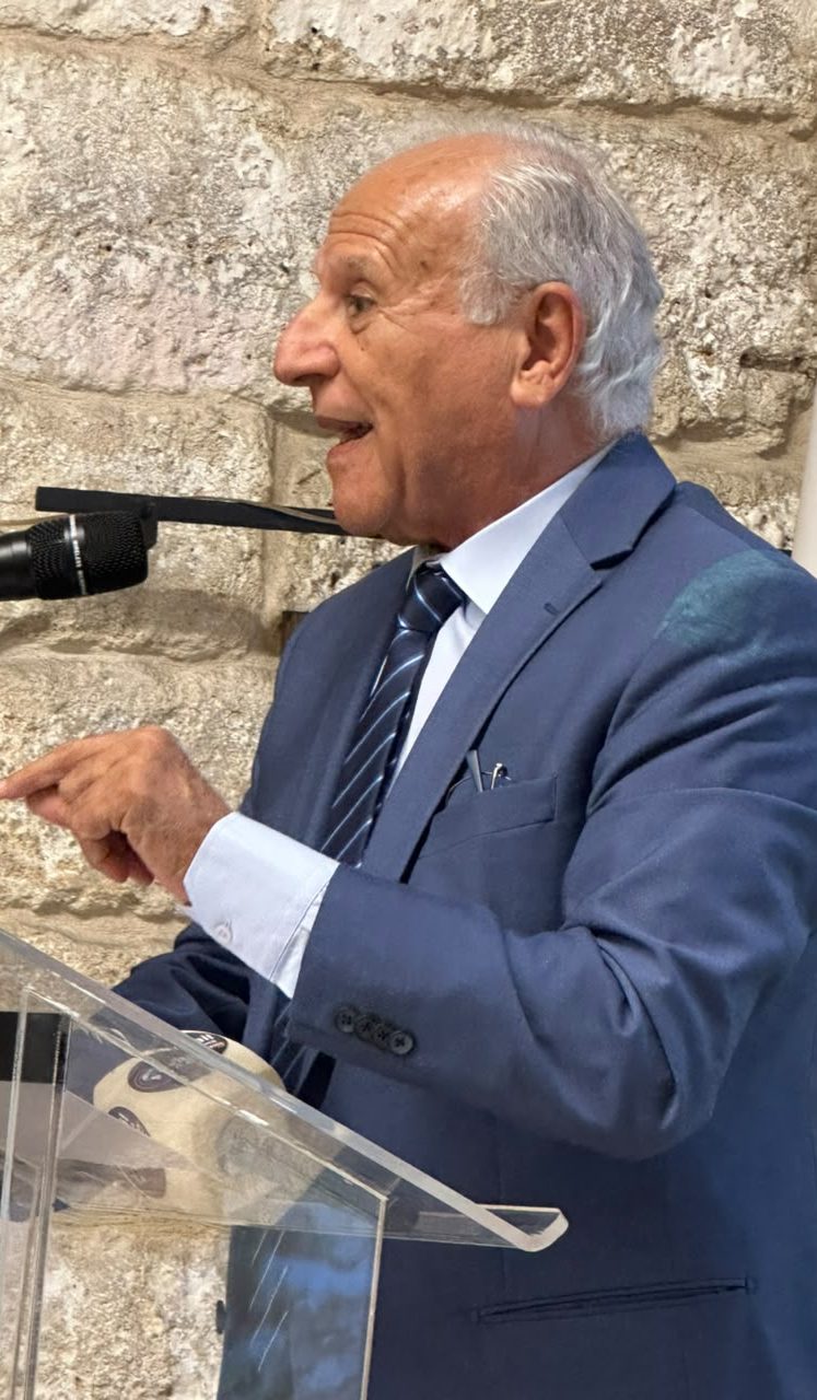 كلمة الدكتور أدونيس العكره في تكريم عميد الأدلاّء السياحيين في جبيل      يزيد مخايل محفوظ بن فيروز